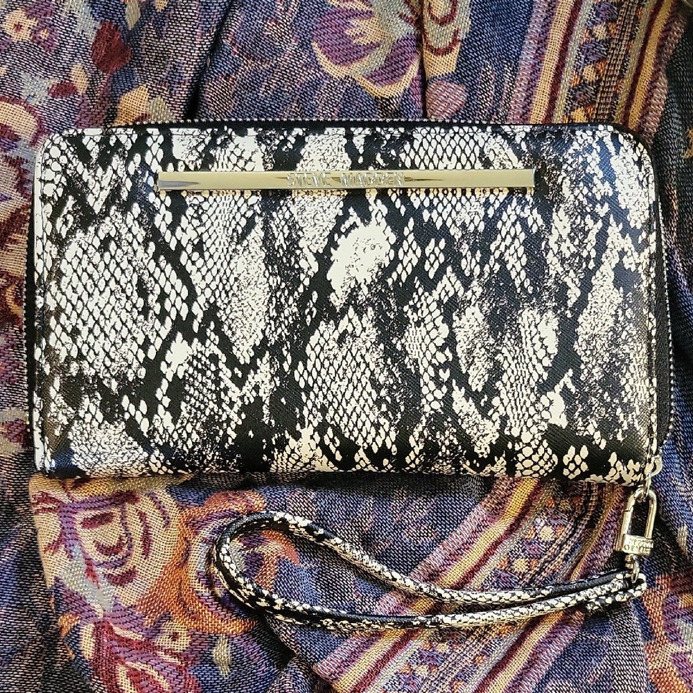 NWOT Steve Madden Bzippy Zip-Around Black and White Snake Print Wristlet/Clutch